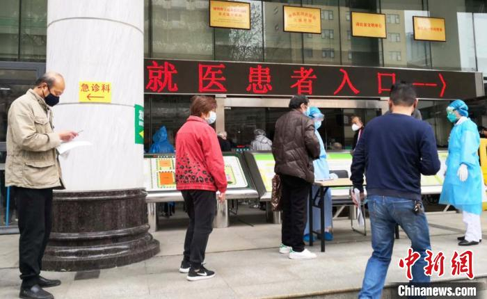     图为网上预约挂号后患者排队等候进行门诊预检　代雨朦　摄
