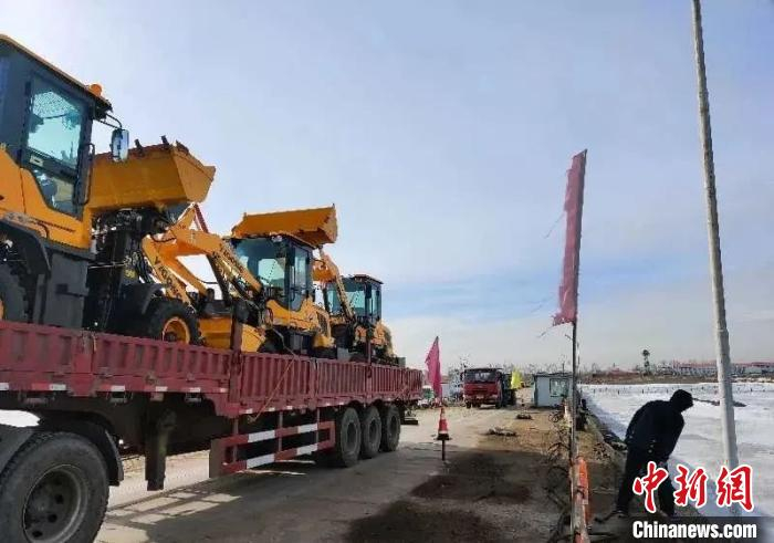 充分保障浮箱固冰通道安全平稳运行。　刘锡菊 摄