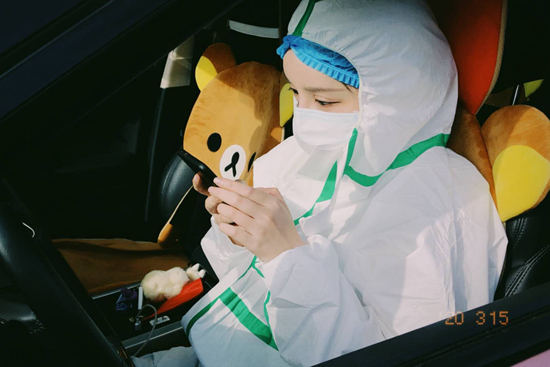 　　李小熊在手机上对接信息。受访人供图