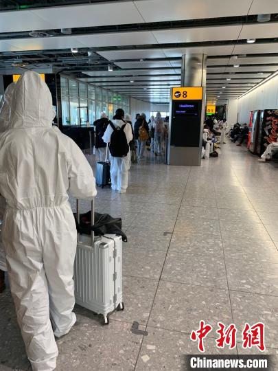 机场里，乘客“全副武装”。章可欣提供