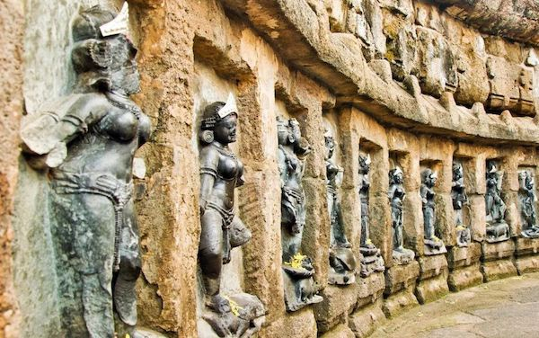 特里普拉邦的一座10世纪神庙的内墙装饰有64个形态的瑜伽母，奥里萨邦，印度东部