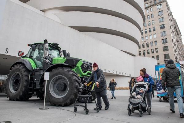 博物馆门外的拖拉机