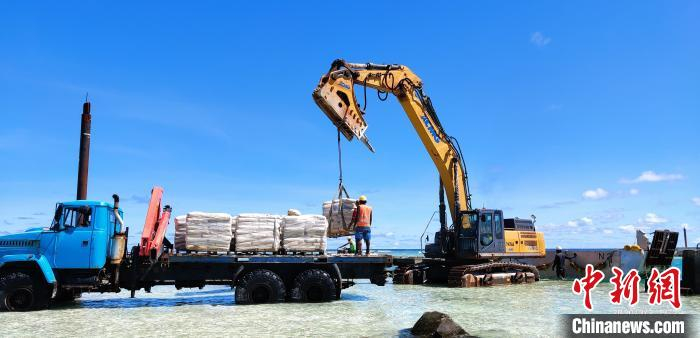 图瓦卢外岛港口项目海上卸物资。中土集团南太公司供图