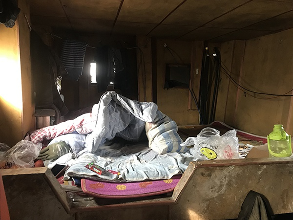 船舱内空间狭小，床铺多为上下层，黑暗潮湿。