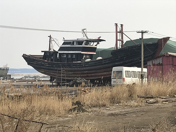 停靠在船厂内的冀昌渔06092，外部受损。