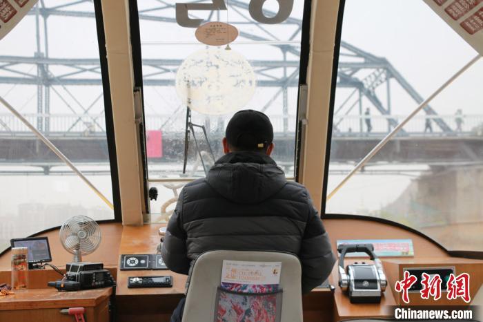 兰州黄河水上巴士复航  鸣号横穿“百年铁桥”