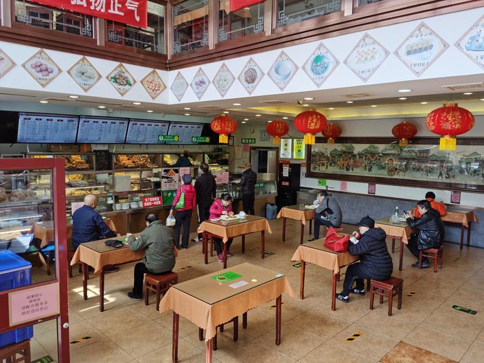 护国寺小吃总店一楼，店内要求一人一桌。新京报记者 陈琳 摄