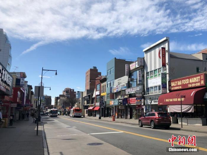 纽约市华人聚居区法拉盛的罗斯福大道，往日人头攒动的街头行人寥寥。