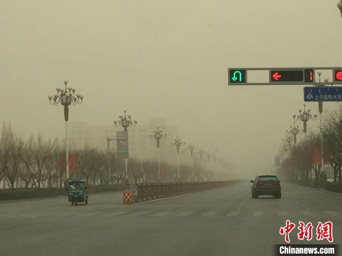 内蒙古遭遇大范围沙尘天气 局地下午就开灯