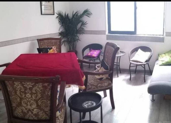 麻将馆包厢内，设有通风窗。 截图