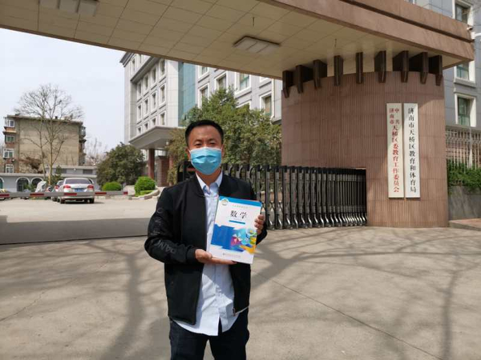  3月25日，申军良帮申聪领到新学期的教材。 本文图片均由受访者提供