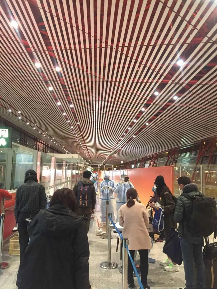 ▲图为美浓轮泰史在机场接受健康检测