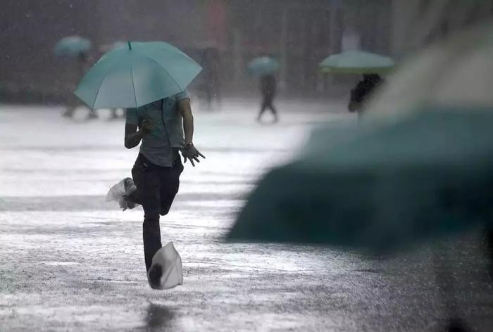 雨中暴走都不湿！「护鞋神器」一冲即净，保护爱鞋，不湿脚