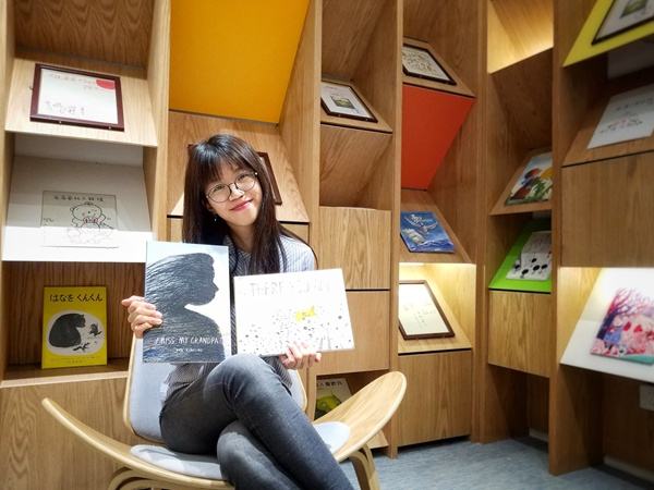 金晓婧，90后绘本作者和插画师。出生于山东，本科毕业于中央美术学院绘本工作室，硕士就读于纽约视觉艺术学院，学习插画视觉叙事，本科毕业作品《咔嚓 咔嚓》曾获信谊图画书创作佳作奖，在国内已出版了《原来你在这儿》《掉落的礼物》两本无字绘本，去年11月，她的首部英文绘本作品