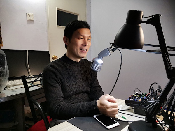 图说：疫情期间主播在话筒前分享动人故事，通过喜马拉雅触达众多受众 采访对象供图