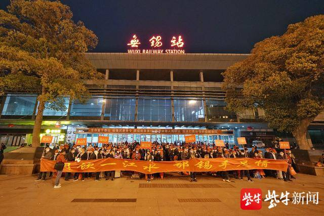 合影后，按企业所在区，分别发车乘大巴离开。秦川 摄