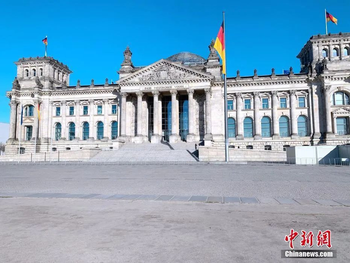  资料图：德国柏林地标国会大厦前全无昔日游客盈门的热闹景象。中新社记者彭大伟 摄