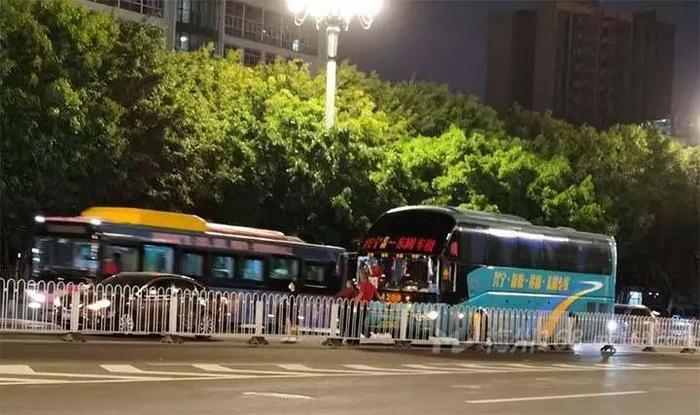 兴宁一辆大客车在广州发生事故！