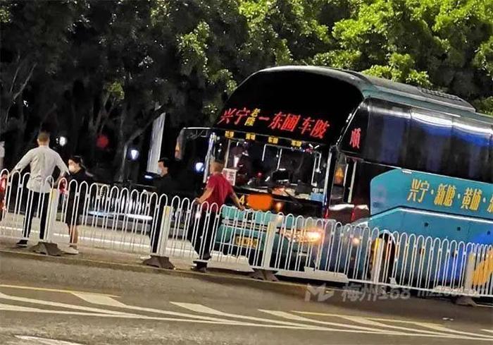 兴宁一辆大客车在广州发生事故！