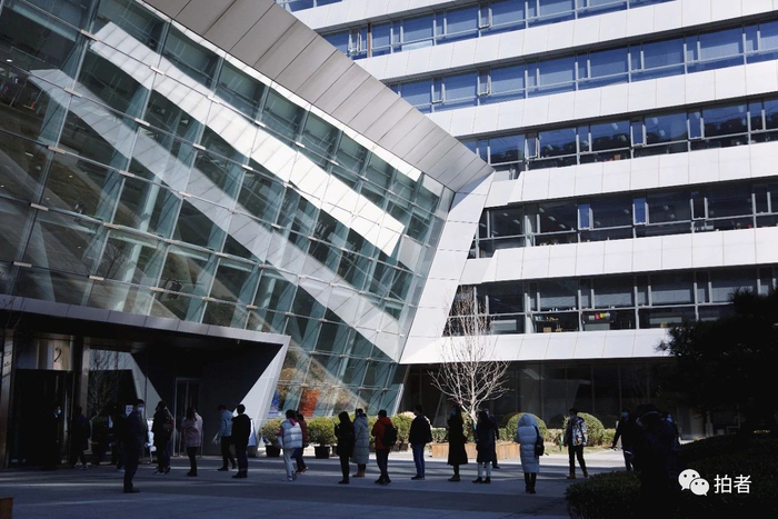 △&nbsp;3月13日上午，西二旗中关村软件园，员工排队测温进公司大楼。