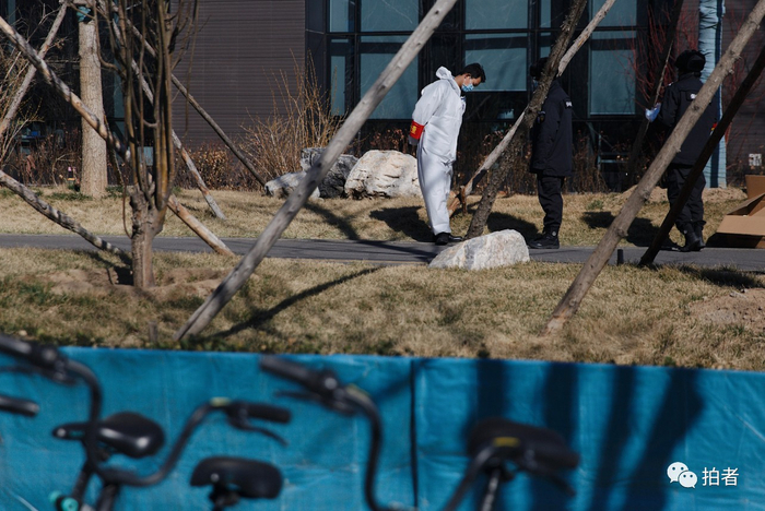 △&nbsp;3月13日，西二旗中关村软件园，互联网公司大楼前的防疫人员。