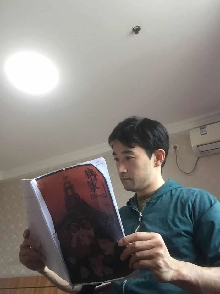 ▲图为美浓轮泰史在隔离酒店练习中文台词