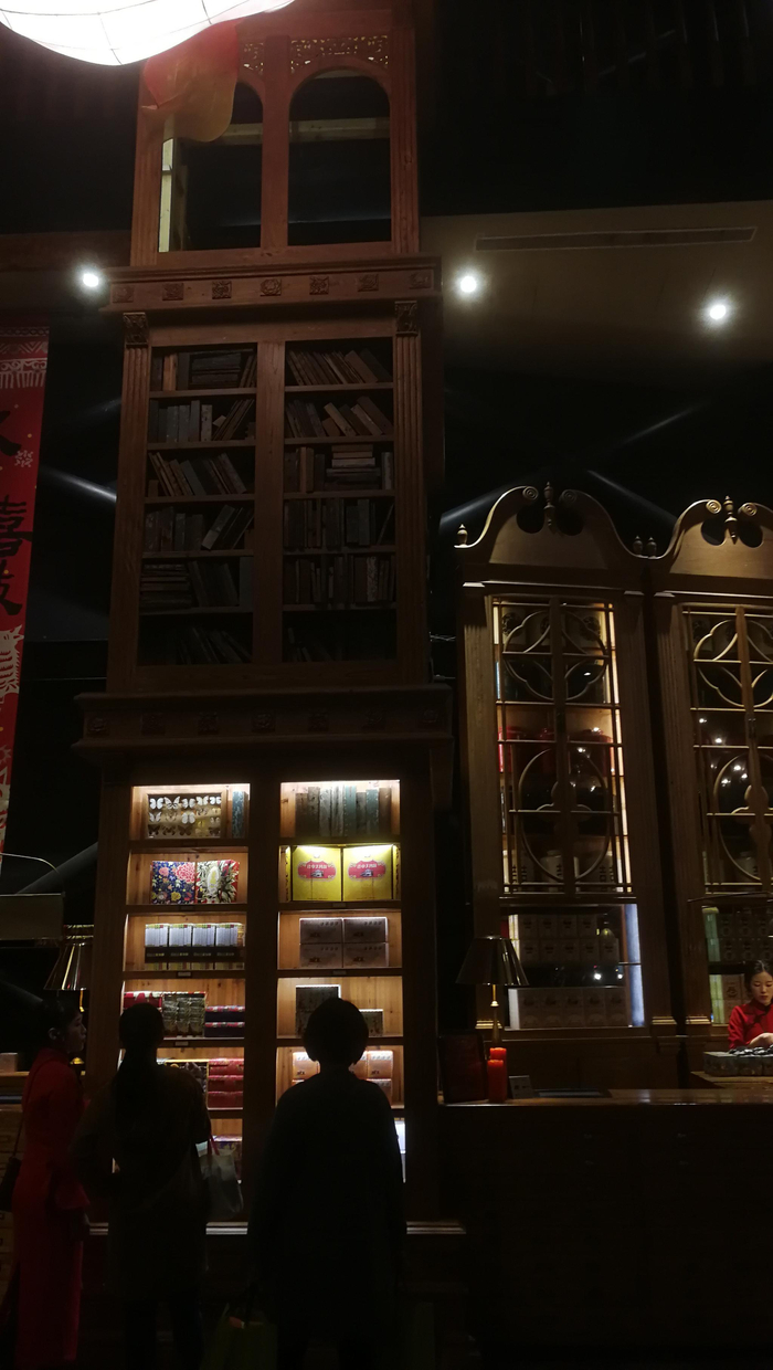 2020年1月22日晚，台中人气最旺的伴手礼店之一春水堂，滚动的购物人潮中，有不少都操着中国大陆口音，我是其中鲜有的戴口罩者。