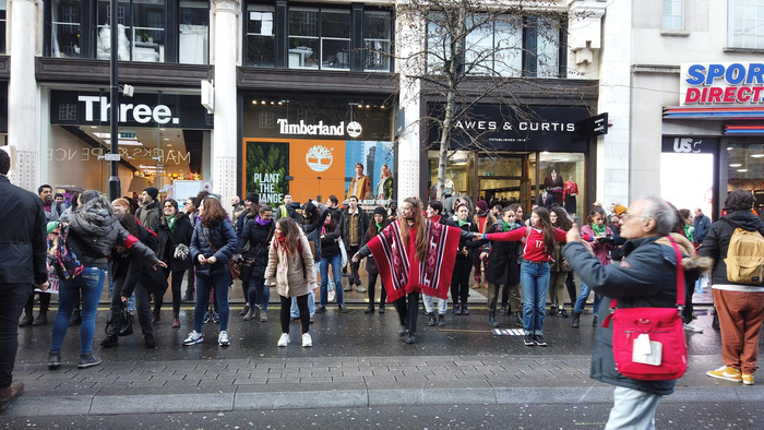 3月8日国际妇女节，英国街头庆典侧影。