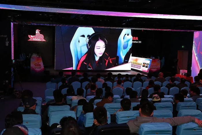 ▲观众在收看直播。