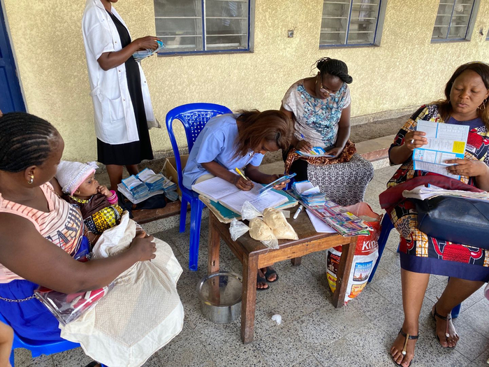 一家地区中心医院妇幼诊所正在做出生登记