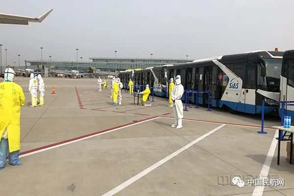 在专用口岸保障的机场工作人员（上海机场供图）