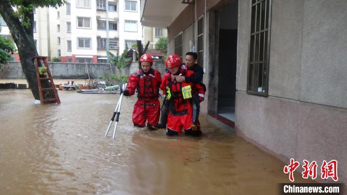 广西桂林兴安县强降雨致多人被困 消防紧急营救