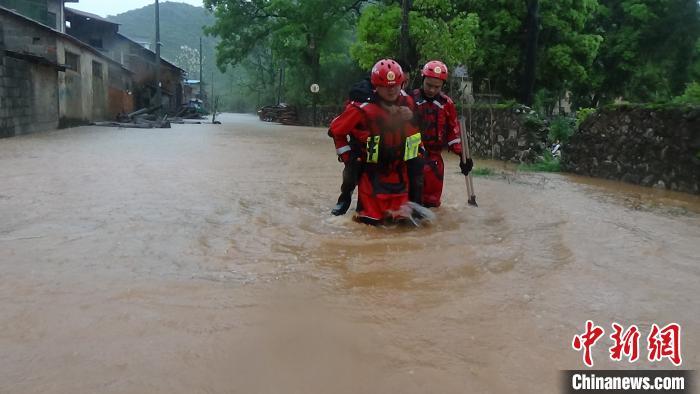 广西桂林兴安县强降雨致多人被困 消防紧急营救