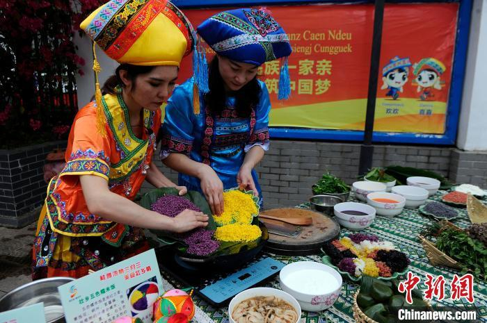 资料图：老师在线展示五色糯米饭制作技艺。　蒋雪林 摄