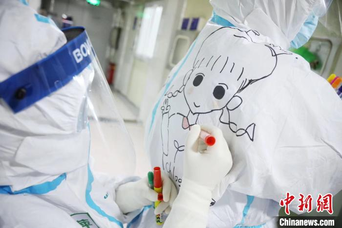 “大白”上的创作。　仁济医院供图&nbsp;