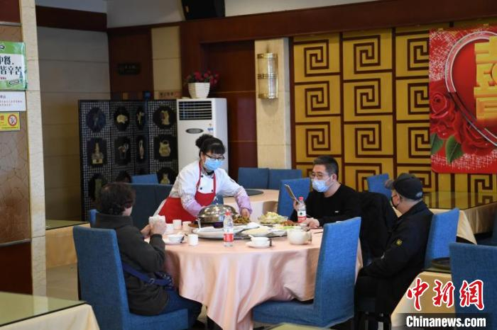  图为兰州餐饮业恢复堂食。　杨艳敏　摄