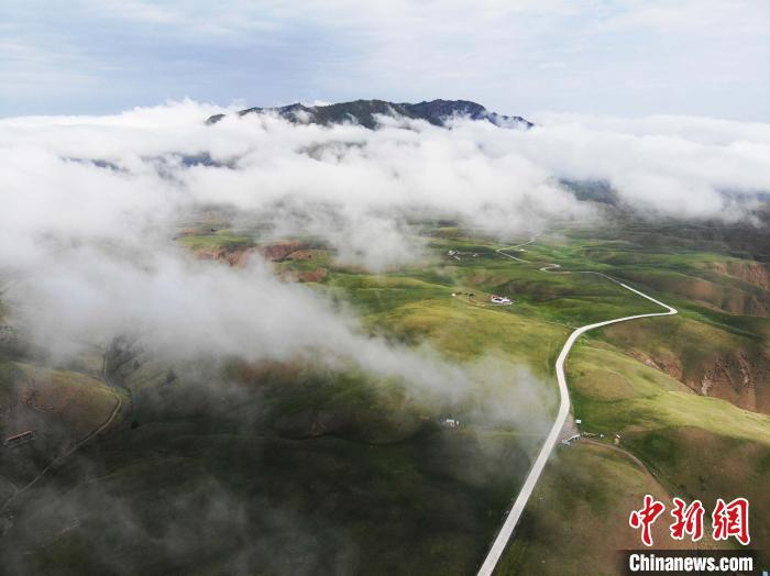    图为夏日甘肃肃南县祁连山区雨后云雾缭绕似画卷。（资料图）　杨艳敏　摄