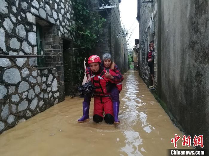 广西桂林兴安县强降雨致多人被困 消防紧急营救