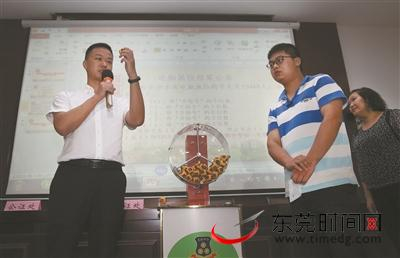 ▲去年6月，光明中学初中部初一年级电脑派位现场 全媒体资料图 记者 曹雪琴 摄