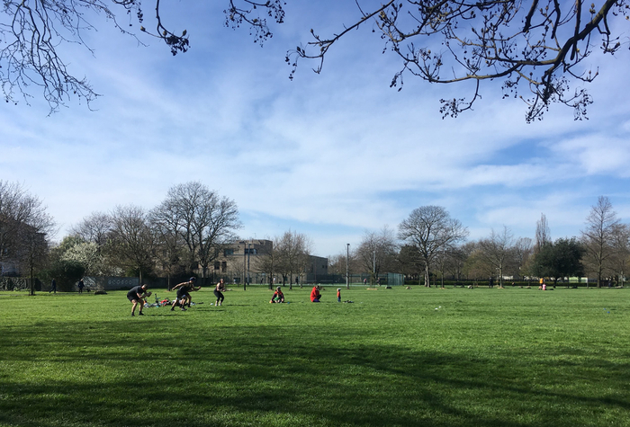  3月22日早上，公园里一边保持社交距离一边锻炼的人们。