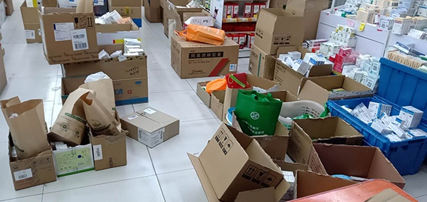 重症药房里摆放着成箱的药品。