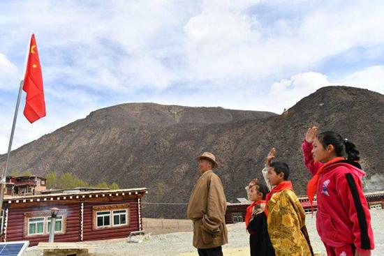 “西藏解放第一村”岗托，普巴一家人升国旗唱国歌