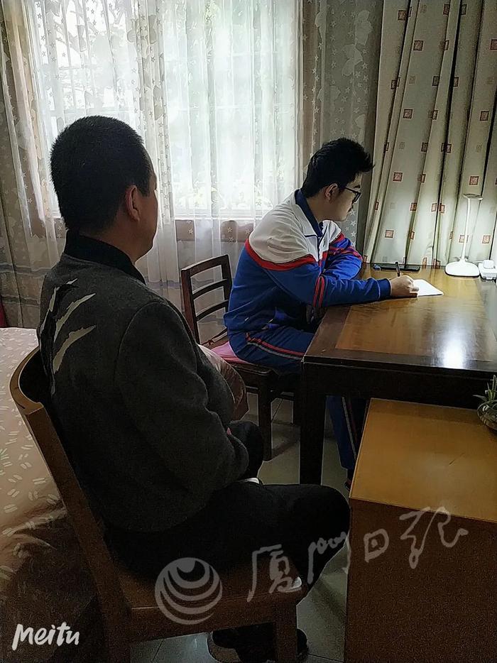 今明两天，福建20万高三生居家考试，家长们成为监考员……