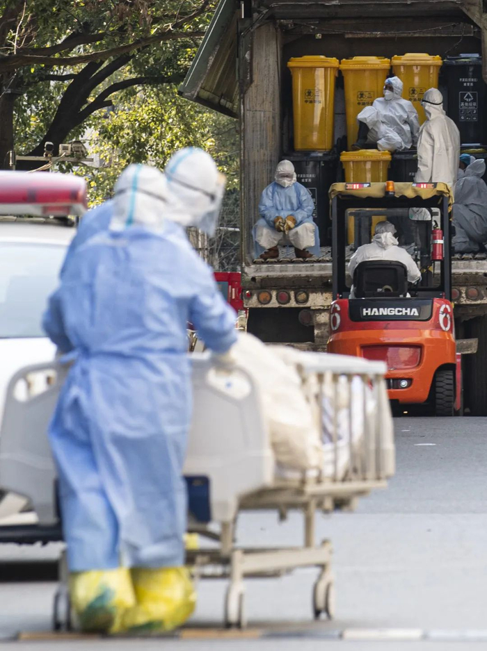  医废转运人员正在武汉协和医院西苑转运医疗废物。新京报记者 陶冉 摄