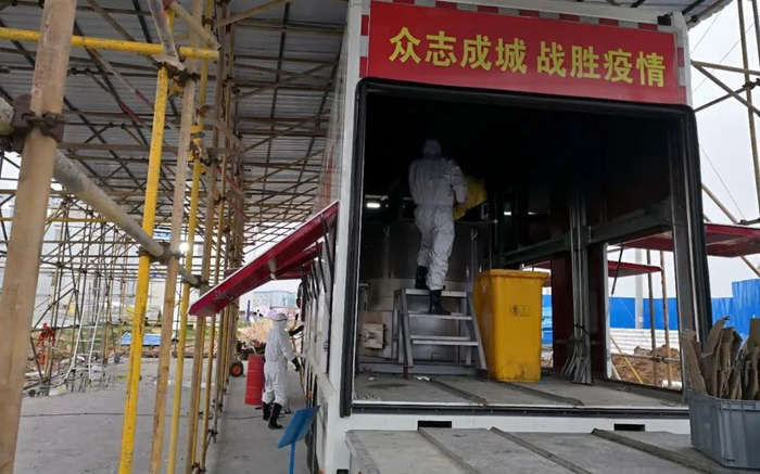 2月底，王风贺所在团队正在用移动式医废焚烧车处置火神山医院产生的医废。受访者供图
