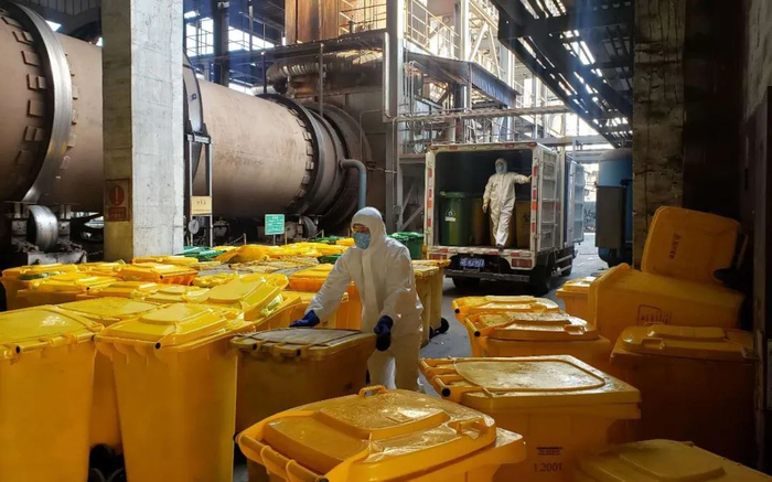  云峰环保的操作人员正在处置医疗废物。受访者供图