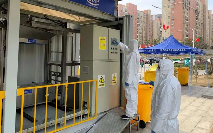  2月中旬，技术人员在江夏区第一人民医院进行医疗废物无害化处理操作。受访者供图