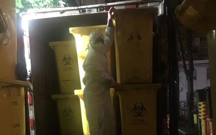 3月8日晚10点，汉氏环保的转运人员仍在清运武汉市第一医院产生的医疗废物。受访者供图