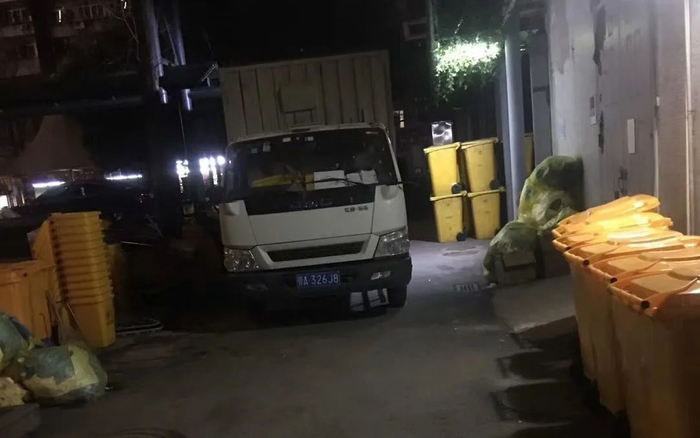  2月19日晚11点，医疗废物转运车驶入武汉市第一医院。受访者供图