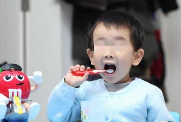 3岁儿子天天刷牙，半年后却满口“小黑牙”，医生：不是糖的事